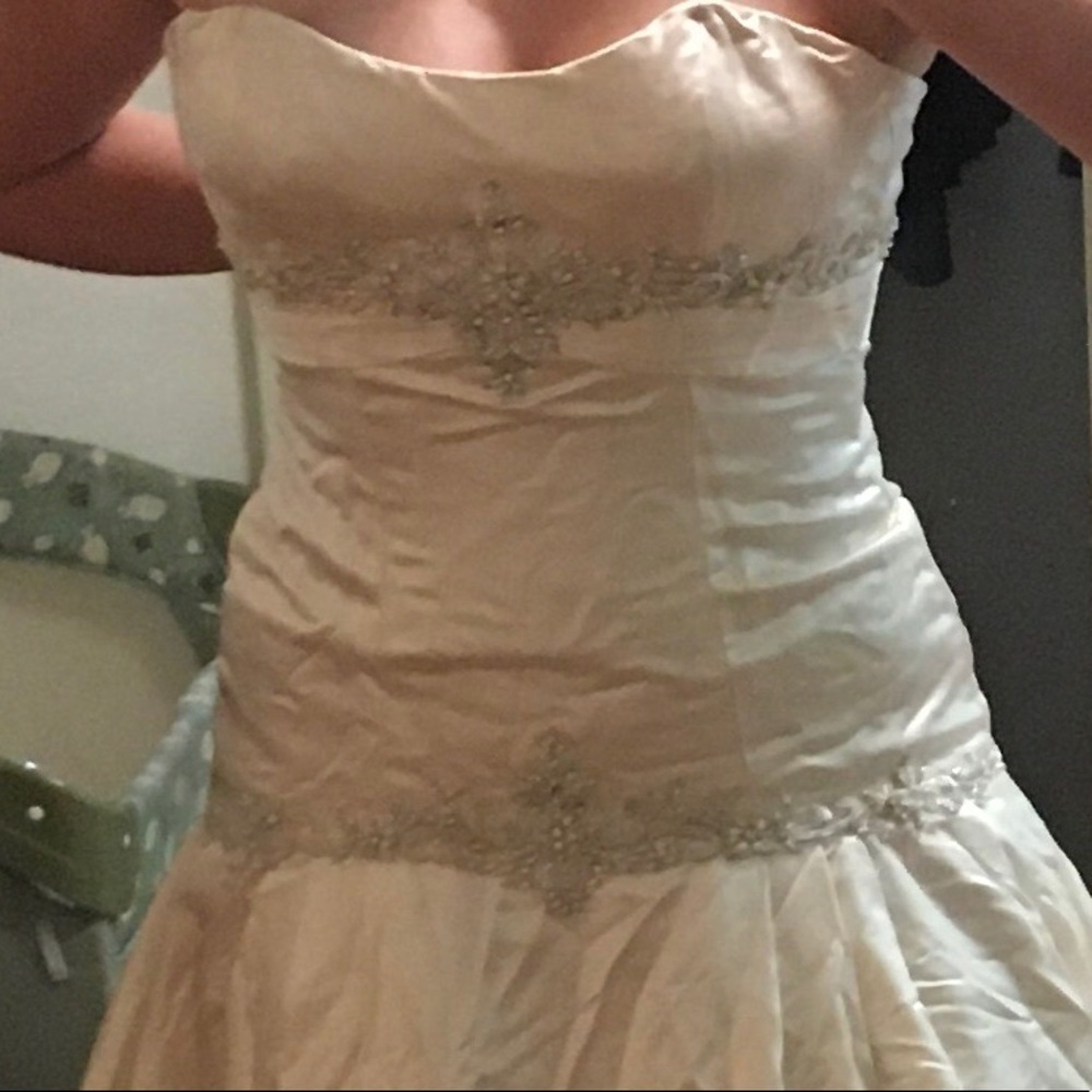 Size 8 ivory wedding dress - Picture 2 of 5